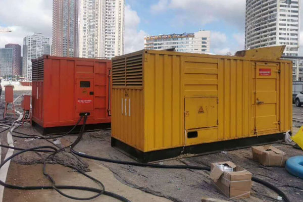 大安压力测试时，发电机组的燃油系统需要达到多少压力？